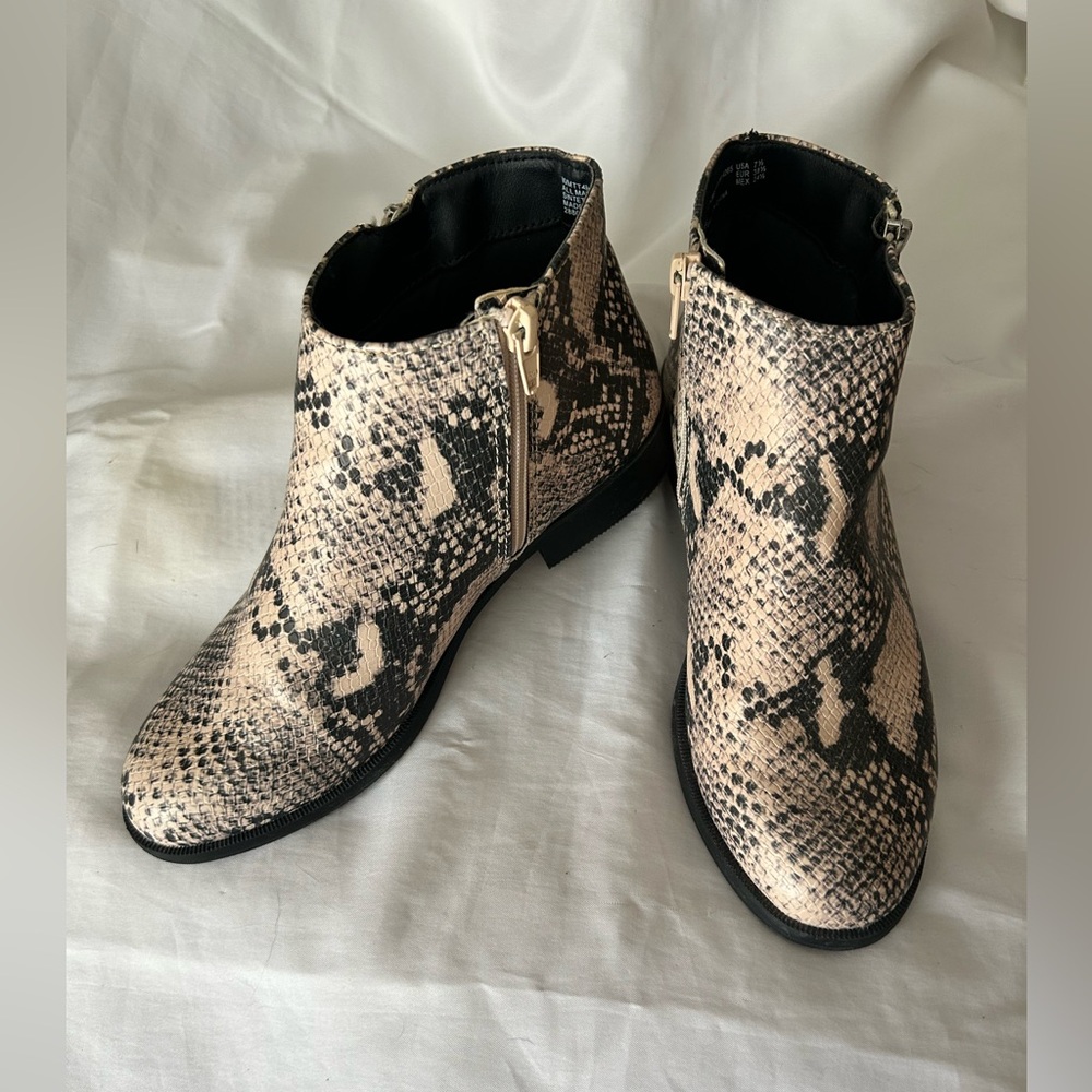 Time & True Ankle Snakeskin Zip Boots Size 7.5 GUC